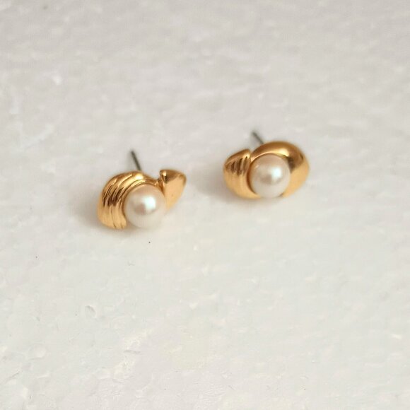Monet Vtg Ribbed Pearl Earrings Gold Tone Stud/Post - Picture 2 of 8